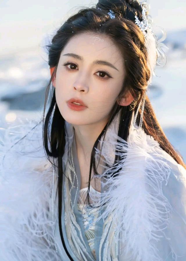 成龙娜扎《神话2》合影 网友：会上演“爷孙恋”吗？