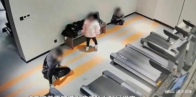 跑步小伙被女童“放倒”，将瑜伽球推向跑步机 家长视而不见