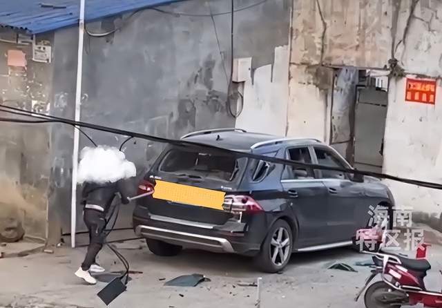 警方通报男子持斧头砸越野车 酒后闹事真的挺无语