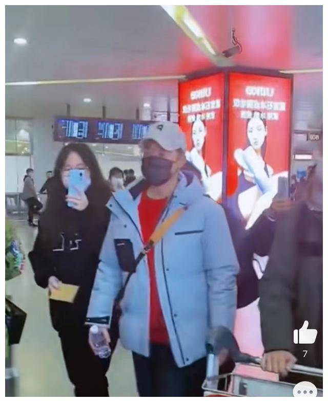 张颂文希望大家别再接机 乖乖配合粉丝拍照
