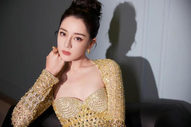 迪丽热巴水晶缀饰礼服优雅淡然 网友：姐姐太美了吧！