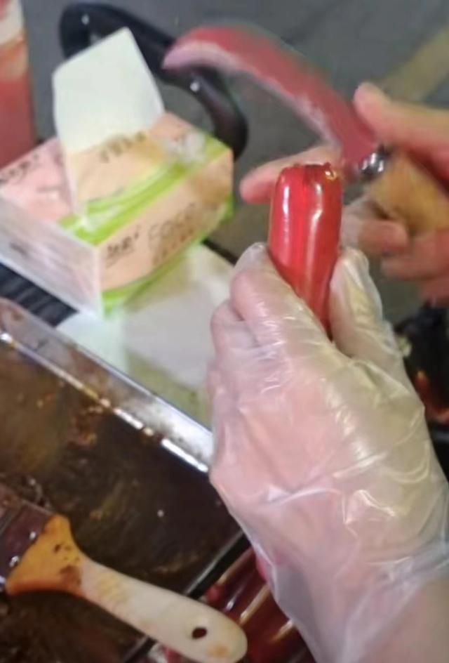 女护士下班摆摊卖“无菌烤肠” 随时保持干净清洁，网友：羡慕精力充沛