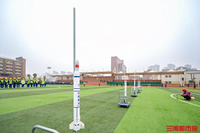 中学生成功发射自制火箭，放飞航天梦