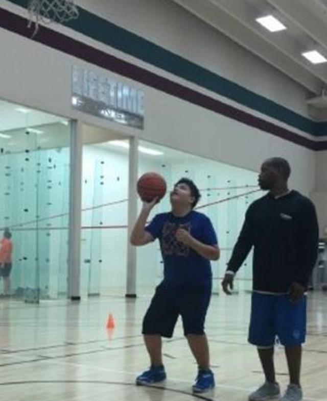 13岁男孩身高1米91 网友：原来是巴特尔儿子 