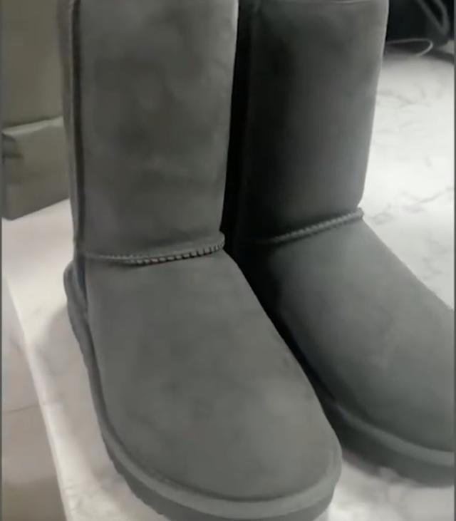 强买强卖？女子抹护手霜摸UGG靴子被要求买下：已向总部投诉并报警