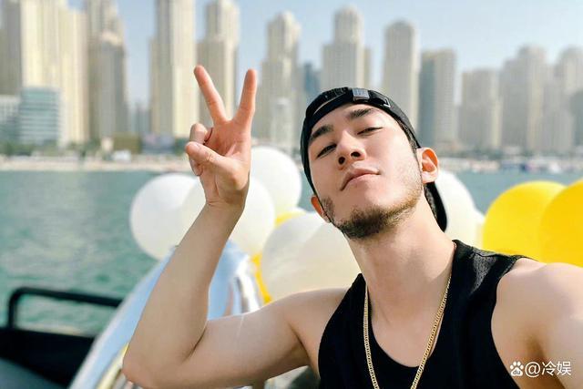 演员李治廷被发现手戴婚戒后，坦然自曝已婚