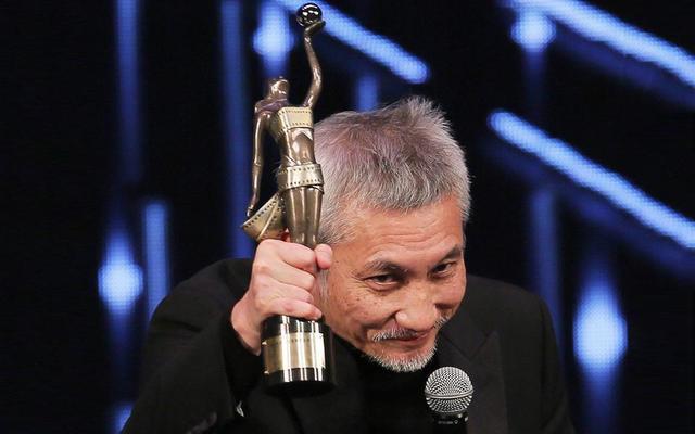 徐克与女朋友牵手散步 女方腹部微隆被猜好事将近