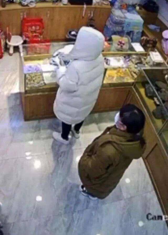 游客98元买走60根虫草已找回 警方：是场误会