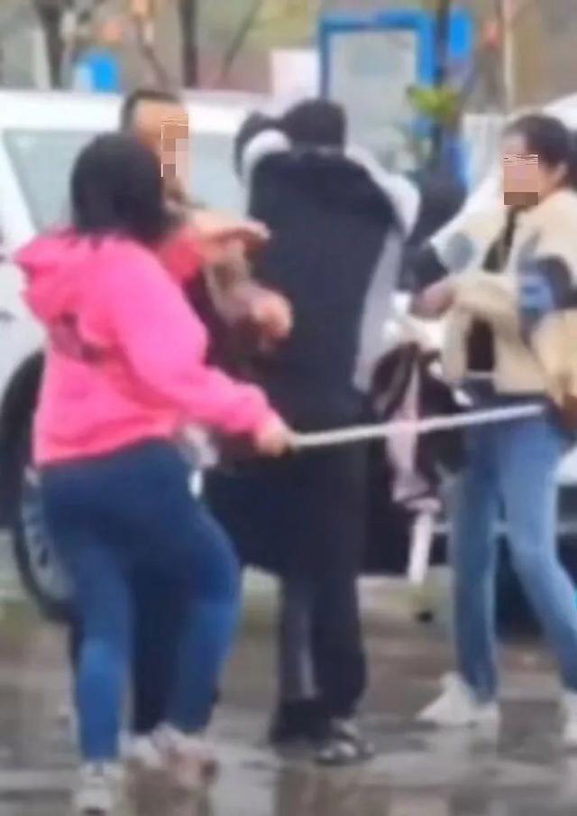 警方回应女子当街棒打老公和女主播：正在调查处理