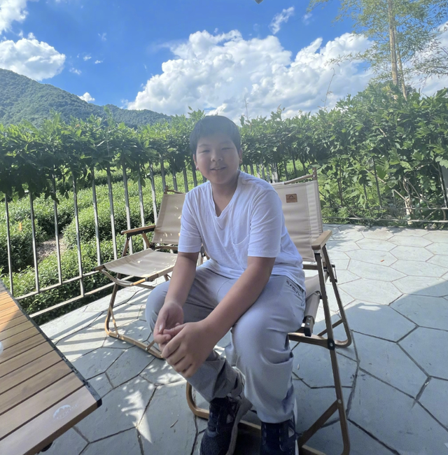 黄圣依晒与儿子出游照 90岁奶奶和孙子同框 画面和谐！但安迪不受宠惹人心疼！