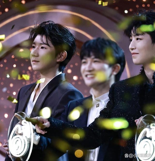 王源王俊凯终于同框了！两人说获奖感言时，导播镜头切给了易烊千玺
