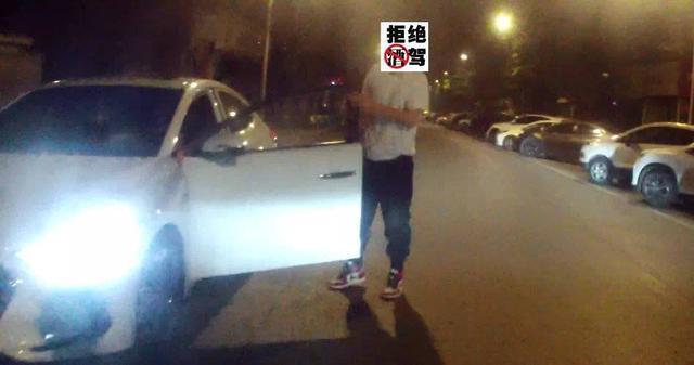 乐山一男子醉酒后坐女子腿上驾车，被查后二人均指称对方开车