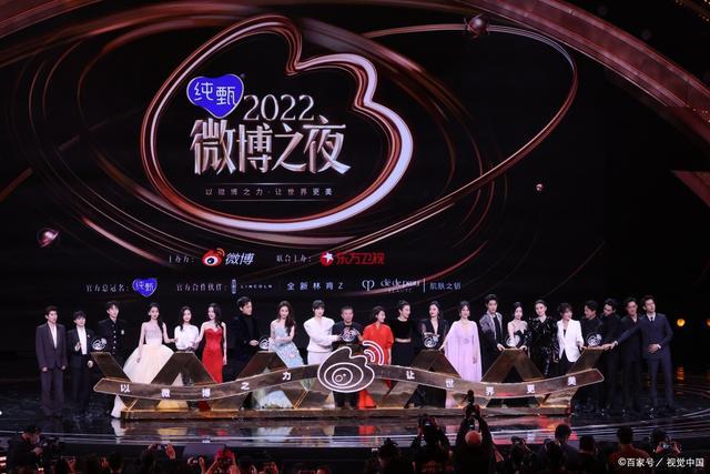 微博之夜李艾被嘲笑容越僵眯眼卡壳等 尼格买提展现出央视实力