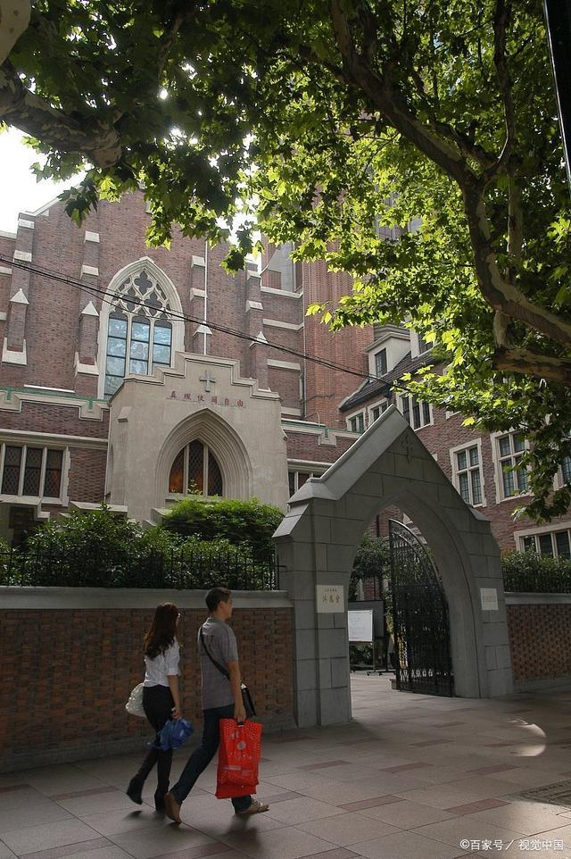 女生戴假发进入男浴室偷拍？官方回应 还需要进—步调查取证