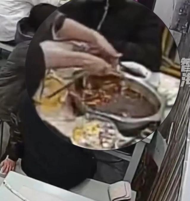 女子吃自助餐剩太多被收费 转身给商家差评，孰对孰错？