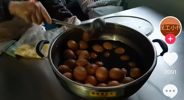 台湾媒体看到大陆工人早饭视频：一堆鸡蛋 好奢靡好羡慕啊！
