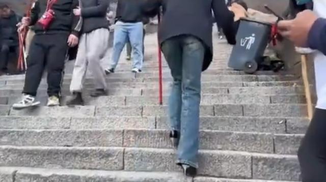 女生穿10公分高跟鞋爬泰山自称脚硬 网友评论炸了