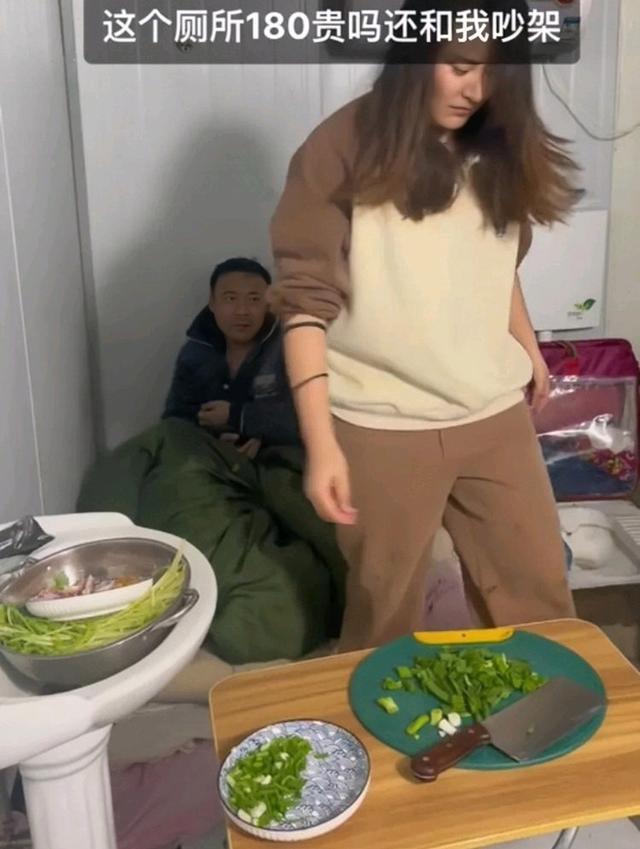 男子负债睡大街，女友不离不弃一起露宿街头，网友：振作 别让她输