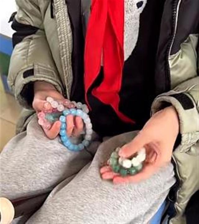 小学生开始流行盘手串 自称声音很解压 他们压力都大到这个程度了？