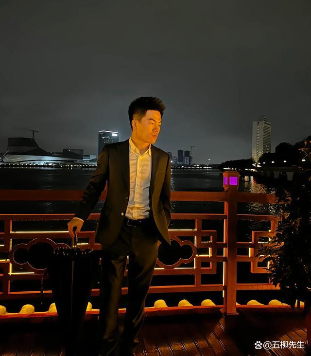 董宇辉撒贝宁北大录制《开讲啦》路透！现场反响热烈