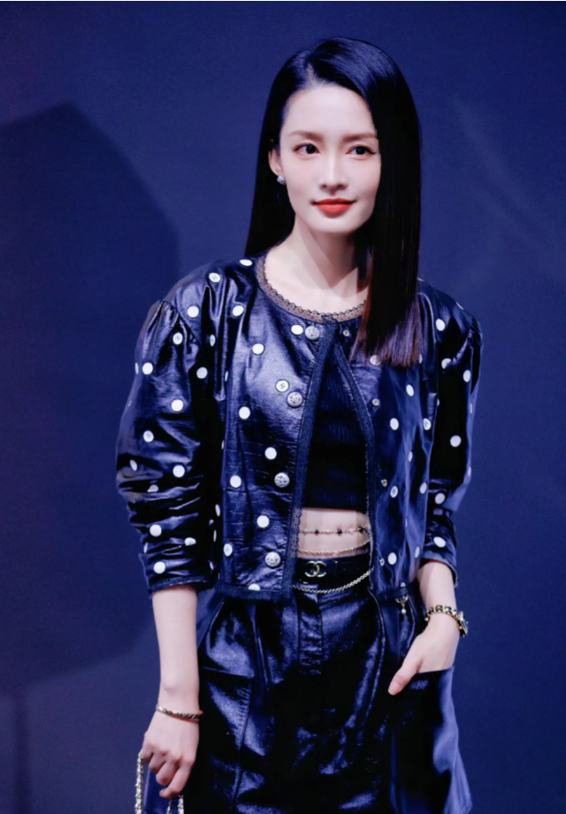 李沁波点黑皮衣造型生图：黑长直笑容甜美 气质绝佳