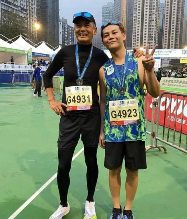 网友偶遇周润发钟镇涛在小饭馆挤在墙角低调吃饭 太接地气了！