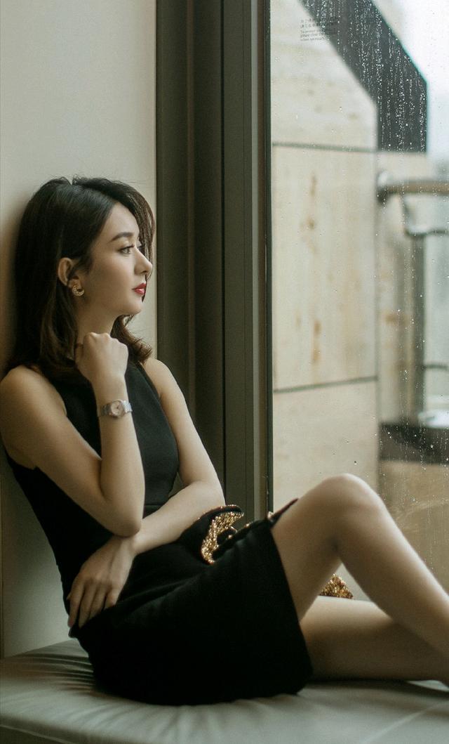 赵丽颖短发近照曝光又清瘦不少 网友猜测是又要有新作品了吗