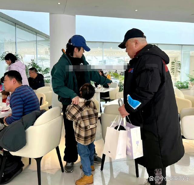 董子健带女儿去游乐场玩，俨然慈祥老父亲的既视感