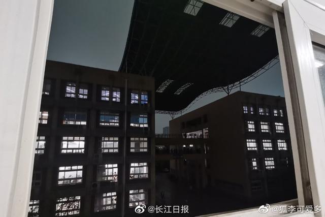 武汉大暴雨白天变黑夜 天空乌云密布宛如电影特效