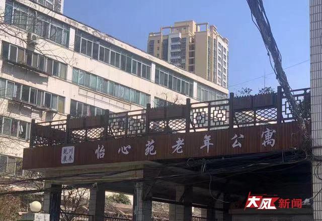 87岁老人撬窗逃离养老院卡在墙头上，行人发现后报警才被救下