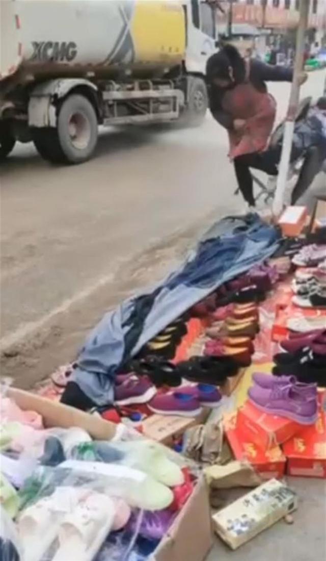 菜农路边卖菜被洒水车喷水 官方回应：当事司机已被停岗