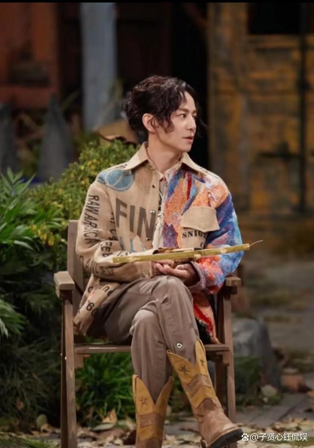 何炅新发型帅气逼人，谁能想到他已年过半百