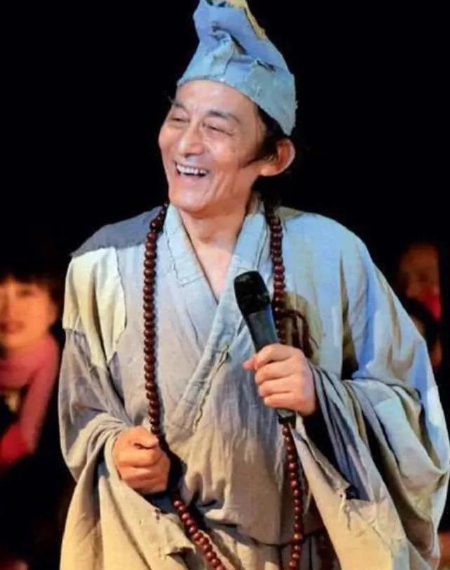 游本昌获奖全体明星起立 虽是龙套出身却把济公演活！