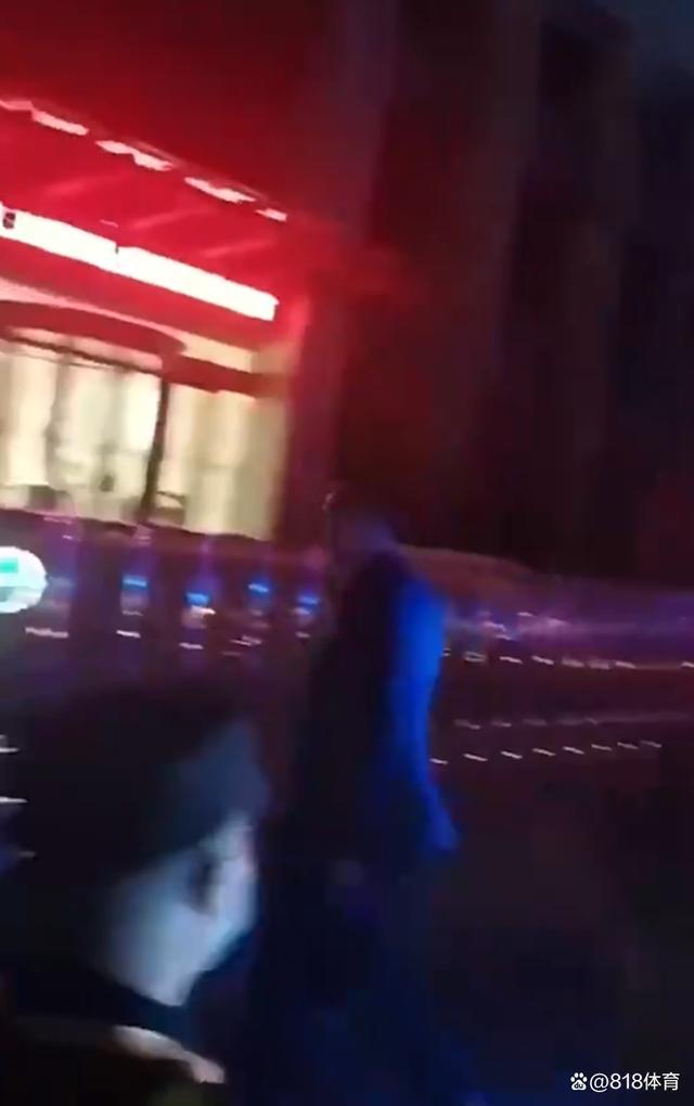 山东男篮主场惨败广州队！球迷追骂主教练王晗，助理教练爆粗回怼