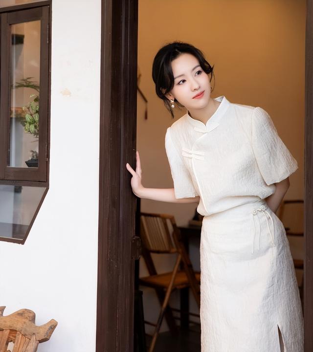 陈都灵和孙千撞衫同款旗袍 同一款衣服驾驭出不一样的风格！