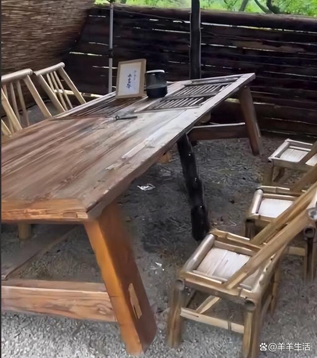 连续的大雨使男子家后院长满春笋 因长势太快木桌被顶起无奈砍掉！真是“笋”到家了！