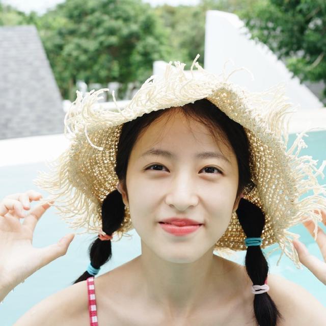 周雨彤晒旧照 烂漫戏水笑容治愈清甜 少女感十足！