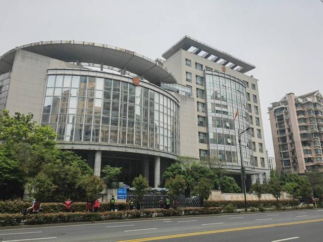 “杭州女童坠楼案”保姆承认过失 法庭上痛哭流涕