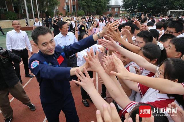 航天员叶光富回母校 万安中学国防教育启动暨航天展馆仪式 寄语学子：用智慧描绘星辰大海！