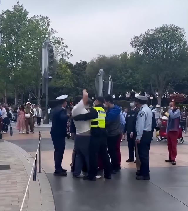 男子在迪士尼抽烟后逼哭工作人员 警察一来就躺平