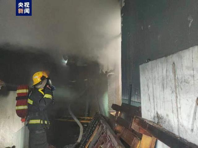 宁波食品厂起火受损严重 现场视频曝光
