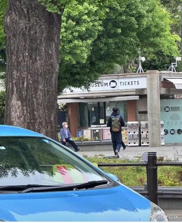 网友在日本偶遇梁朝伟 双肩包背好多年，打扮低调接地气