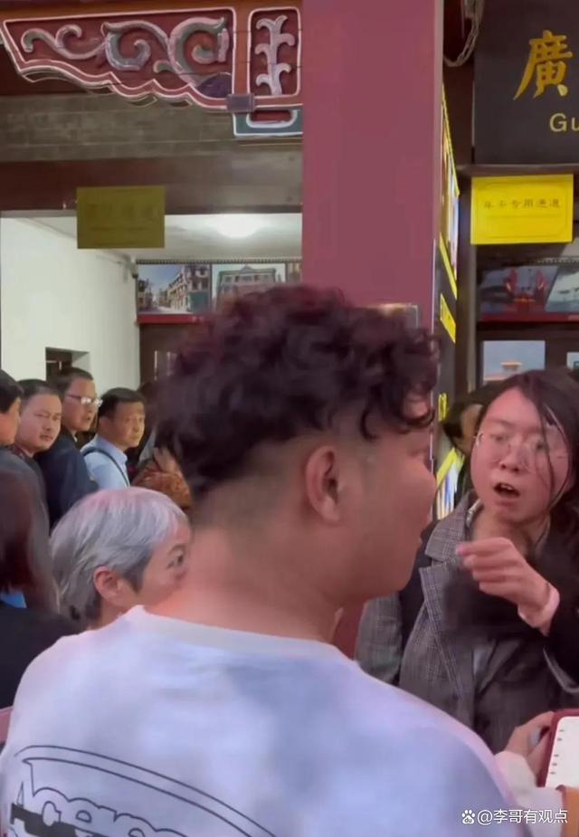 “插队女”本人发声 视频被断章取义，小伙先动手拉扯