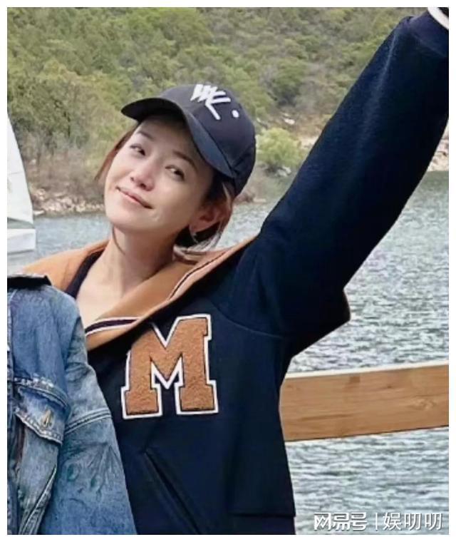 陈妍希晒母子同框照 6岁小星星模样帅气 神似陈晓