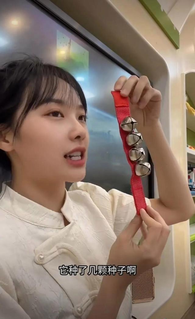 女幼师靠“挖呀挖呀挖”一首歌走红 在孩子心中播种子也打动成千上万的成年人