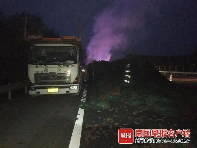 货车被追尾司机竟在大睡：后车起火被烧成空壳