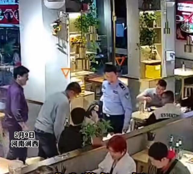 民警吃饭时遇冲突脱掉外套露出警服秒化解