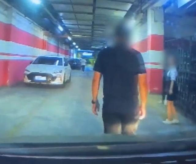 男子开车多次被人故意逼停，挡车者喊“来啊撞我！”