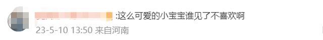 男子在酒局抱着女儿炫耀 女儿成为全桌羡慕的焦点