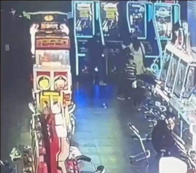 辟谣北京商场有人拐小孩：涉事男子逗孩子被家长误解